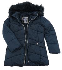 Tmavomodrá šušťáková zimná bunda s kapucňou s kožešinou