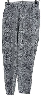Dámske čierno-biele vzorované voľné é nohavice M&S