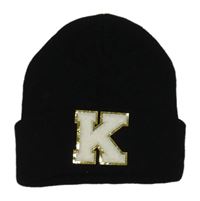 Černá čepice s písmenkem