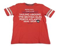 Červené tričko s nápisem Camp David