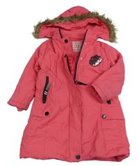 Jahodový prešívaný šušťákový zimný kabát s jahůdkou z flitrů a odopínacíá kapucňou s kožešinou