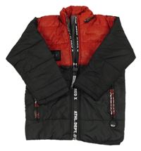 Čierno-červená šušťáková zateplená bunda s nápismi