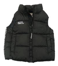 Černá prošívaná šusťáková zateplená vesta s nápisy a pruhem minoti