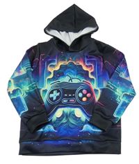 Čierno-farebná mikina s ovladačem a kapucňou