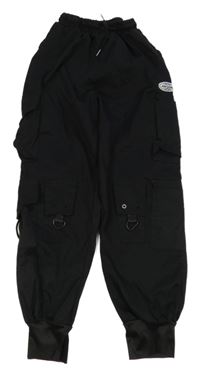 Čierne šušťákové cuff nohavice s vreckami