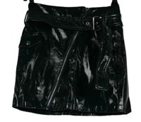 Dámska tmavozelená latexová sukňa s opaskom Bershka