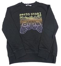 Černá mikina s ovladačem a nápisem H&M