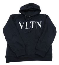 Tmavomodrá mikina s písmenky a vreckom a kapucňou