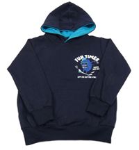 Tmavomodrá mikina s príšerkou a nápismi a vreckom a kapucňou TESSENTIALS