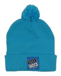 Azurová čepice s nášivkou a bambulí