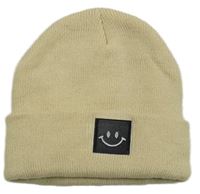 Béžová čapica s nášivkou