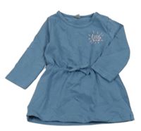 Modré bavlněné šaty s nápisem 