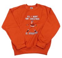 Červená mikina s nápisom a fotbalistou Russell