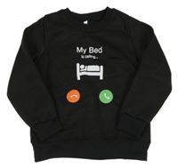 Čierna tepláková mikina s potiskem postele a tlačítek so sluchátky