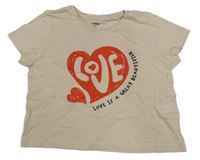 Béžové crop tričko so srdiečkami a nápismi sinsay