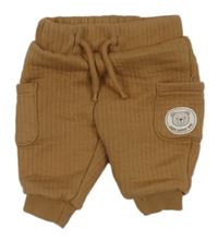 Hnedé rebrované tepláky s vreckami a medvěďom Dopodopo