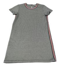 Čierno-sivé vzorované šaty s pruhom