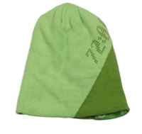 Zelená čapica s nášivkou a číslami