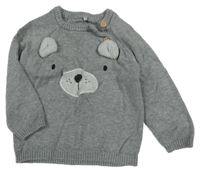 Sivý sveter s medvěďom tu