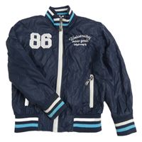 Tmavomodrý šusťákový jarní bomber s číslom a modrým lemem