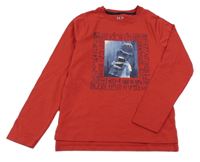 Červené triko se skatem 