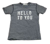 Tmavomodro-biele pruhované tričko s nápisom