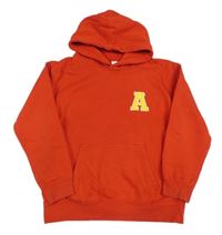 Červená mikina s písmenkem a kapucí