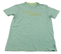 Zelené vzorované tričko s nápisem we