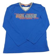 Modré tričko s nápismi