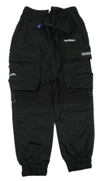 Čierne šušťákové cuff nohavice s vreckami a opaskom