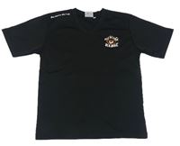 Černý sportovní dres s nápismi a číslom