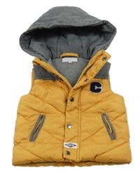 Okrovo sivá šušťáková zateplená vesta s písmenem a kapucňou