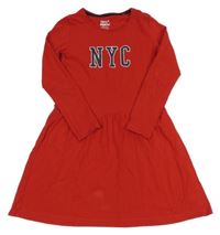 Červené šaty s nápisom Pepperts