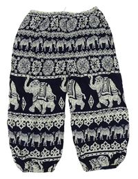 Tmavomodro-smotanové vzorované capri ľahké nohavice so sloníky