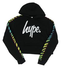 Čierna crop mikina s logom a farebným vzorom a kapucňou hype.