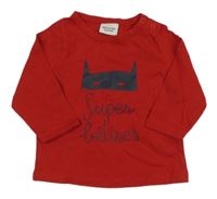 Červené triko s maskou a nápisem Tape A L'Oiel