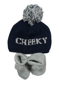 2set - Tmavomodrá čepice s nápisem a bambulí + šedé pletené capáčky