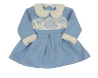 Světlemodré šaty s kožešinou a krajkou s mašlemi