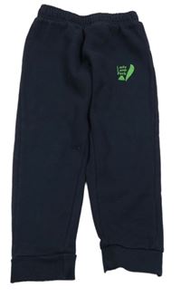 Tmavomodré tepláky se zeleným vyšitým nápisem 