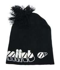 Čierna čapica s nápismi a strapcemi