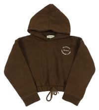 Hnedá crop mikina s nápisom a kapucňou