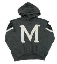 Tmavosivý sveter s písmenem a kapucňou