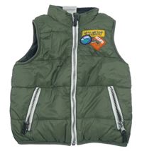 Khaki šusťáková zateplená vesta s nášivkami Topomini