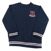 Tmavomodrá mikina s prúžkami a písmenkom