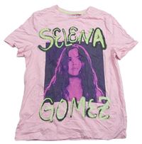 Ružové tričko so Selenou Gomez