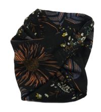 Černý květinový nákrčník