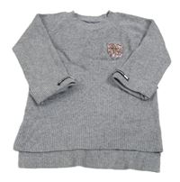 Sivý rebrovaný sveter s nášivkou