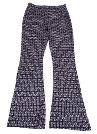 Čierne vzorované flare nohavice s kvietkami