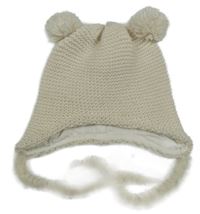 Svetlobéžová čapica s bambulemi a strapcemi