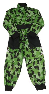 Zeleno-černá vzorovaná kombinéza s nápisem